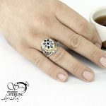انگشتر کله برنجی نقره طرح یاقوت کبود کد 15179 - Image 2
