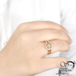 صفحه اصلی 53 انگشتر نگین اتمی طرح گل برند طلاروس کد 8843
