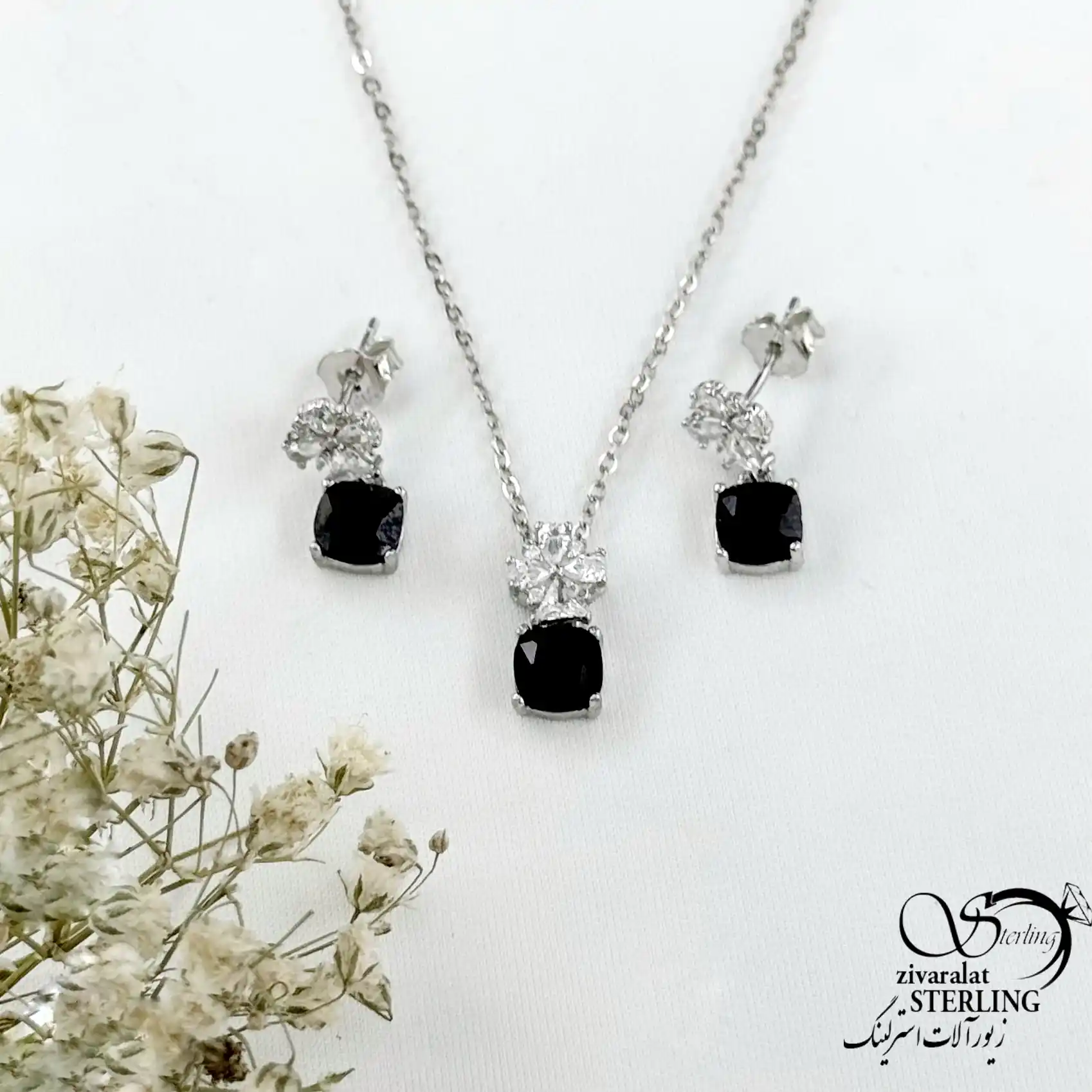نیمست نقره 925 عیار طرح یاقوت کبود کد 21239 نیمست نقره 925 عیار طرح یاقوت کبود کد 21239