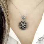 گردنبند سیاه قلم نقره مدل گل ساخت ایتالیا کد 21497 - Image 2
